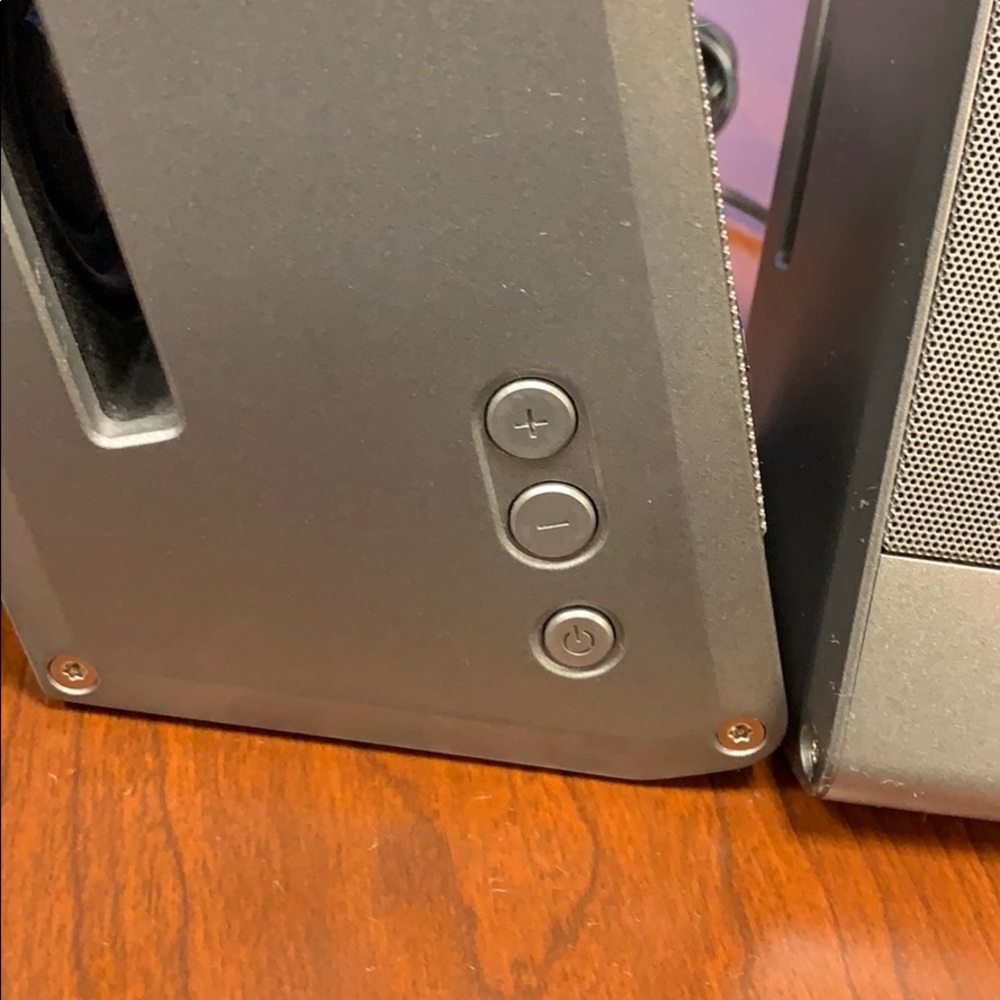 SOLD Bose speakers - Picture 2 of 2
